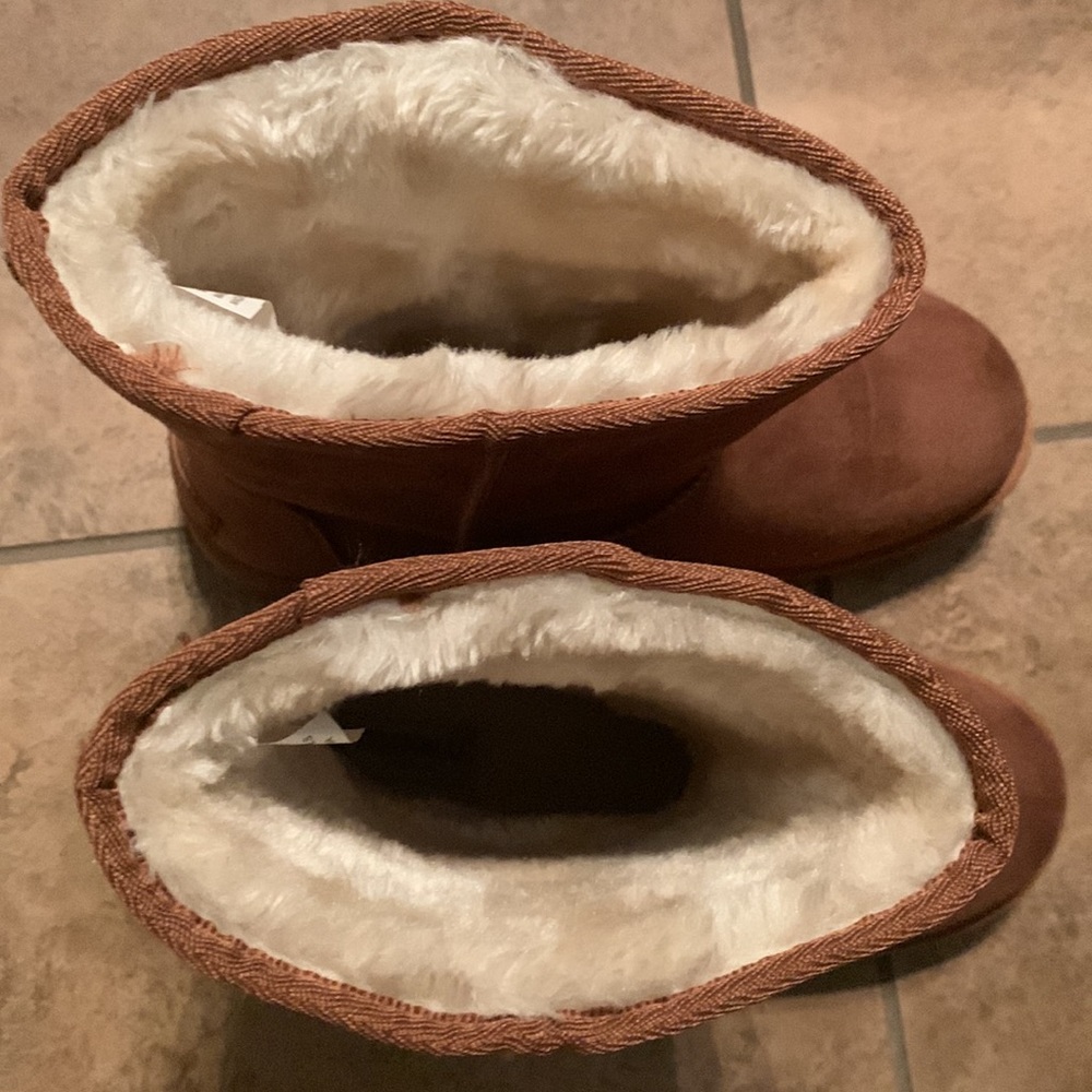 Cute boots with the fur! - Picture 3 of 4